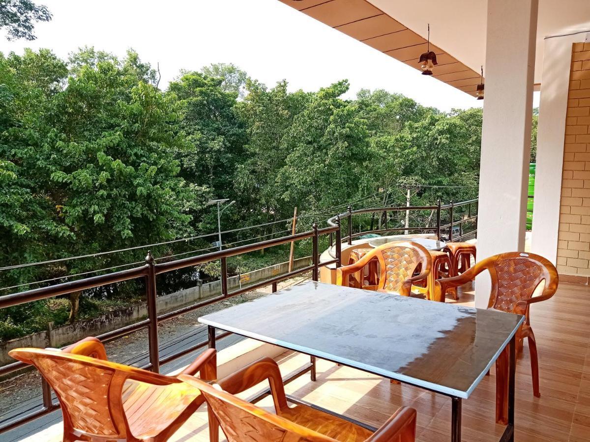 Hotel Rhinoceros-Homestay Sauraha Luaran gambar